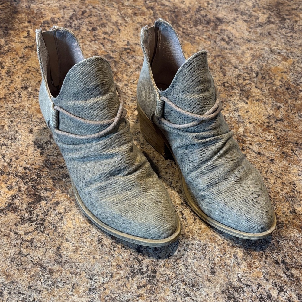 Very G Women's Ankle Boots in Gray